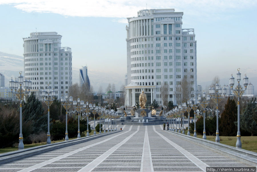 Аллея от Восьминожки к фонтану с памятником Ниязову Ашхабад, Туркмения