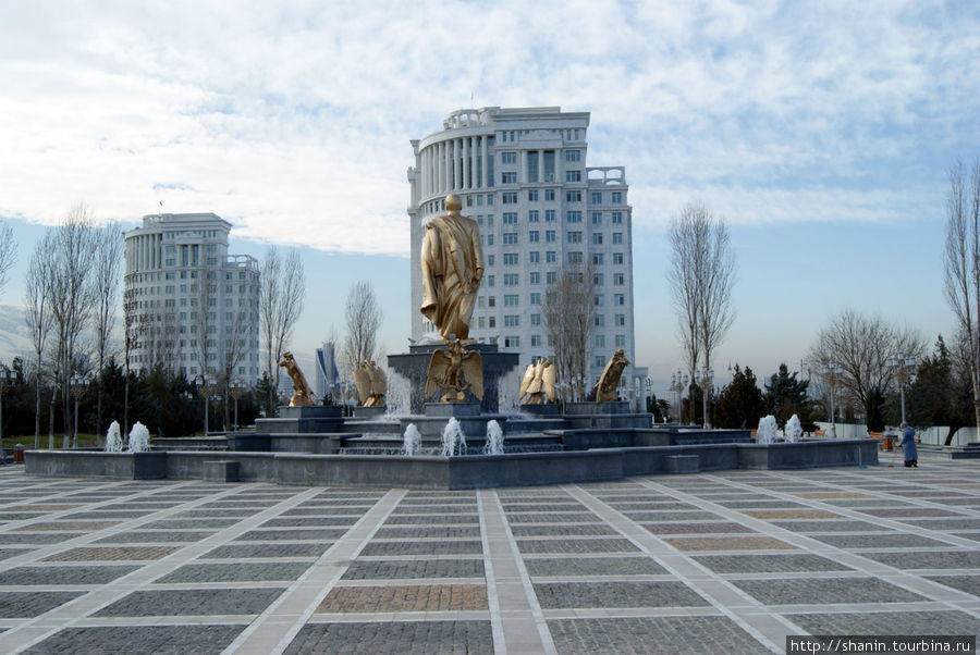 Фонтан с памятником НИязову Ашхабад, Туркмения