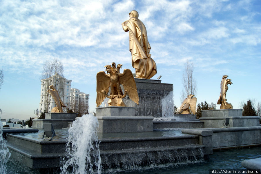 Фонтан с золотым Ниязовым и орлами Ашхабад, Туркмения