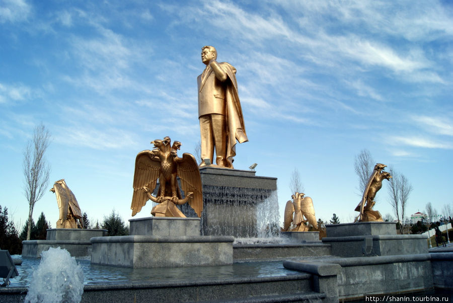 Ниязов в окружении золотых орлов на фонтане у Восьминожки Ашхабад, Туркмения