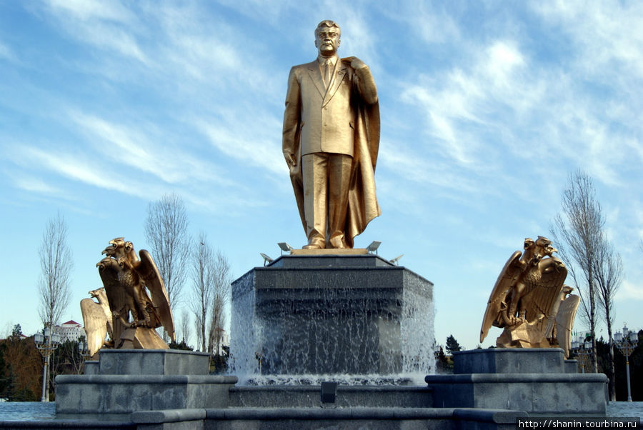 Золотая статуя НИязова и орлы Ашхабад, Туркмения