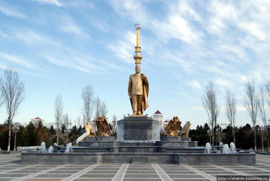 Сапармурад Ниязов перед Восьминожкой Ашхабад, Туркмения