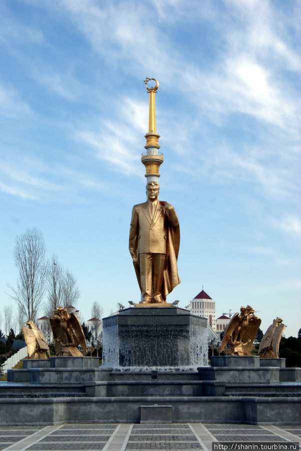 Монумент независимости Туркменистана — Восьминожка и золотая статуя НИязова Ашхабад, Туркмения