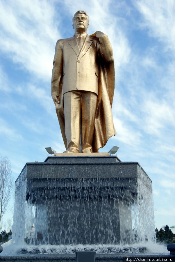 Золотая статуя президента Сапармурада Ниязова Ашхабад, Туркмения