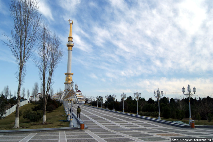 Монумент независимости Туркменистана — Восьминожка Ашхабад, Туркмения