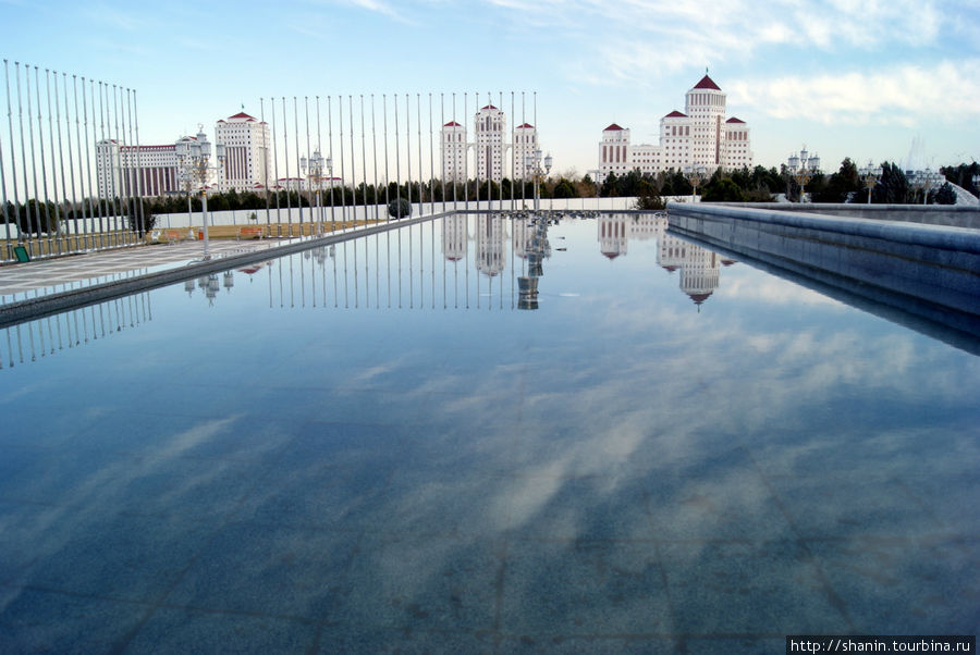 Фонтан у Монумента Независимости Туркменистана Ашхабад, Туркмения