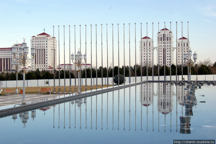 Фонтан и флагштоки Ашхабад, Туркмения