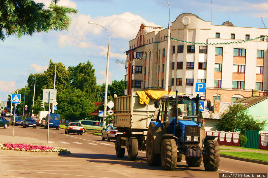 На улицах часто можно встретить сельскохозяйственную технику. Зерно доставляют на комбикормовый завод. Брест, Беларусь