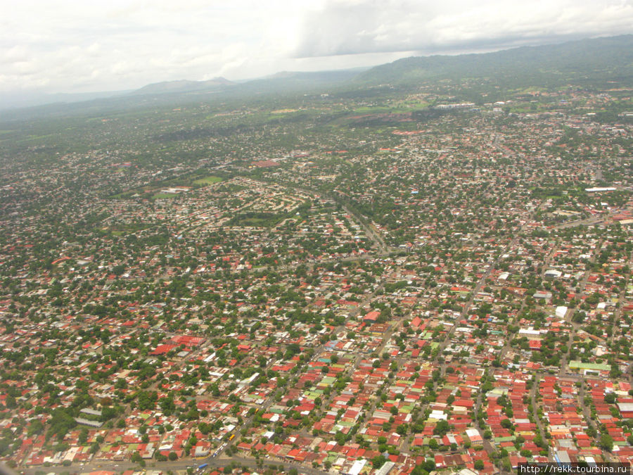 На подлёте к Манагуа и з Панамы (Copa Air) понимаешь, что столица Никарагуа — город одноэтажный. Путеводители не лгали — очень частые землетрясения заставляют столицу остерегаться высотных зданий. Они есть, но это — не главное. Главное — пройти таможню. Никарагуа