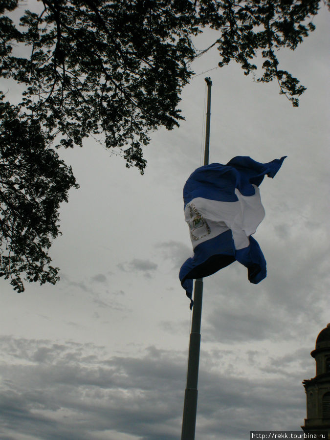 Революционные флаги в Никарагуа огромны. Никарагуа