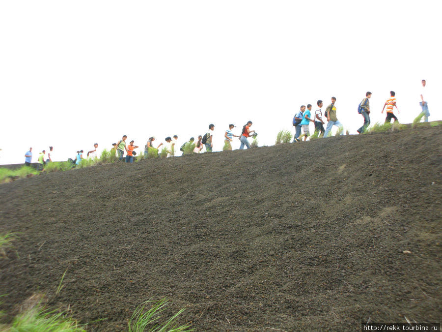 Местные туристы куда-то отправились по гребню холма. Никарагуа