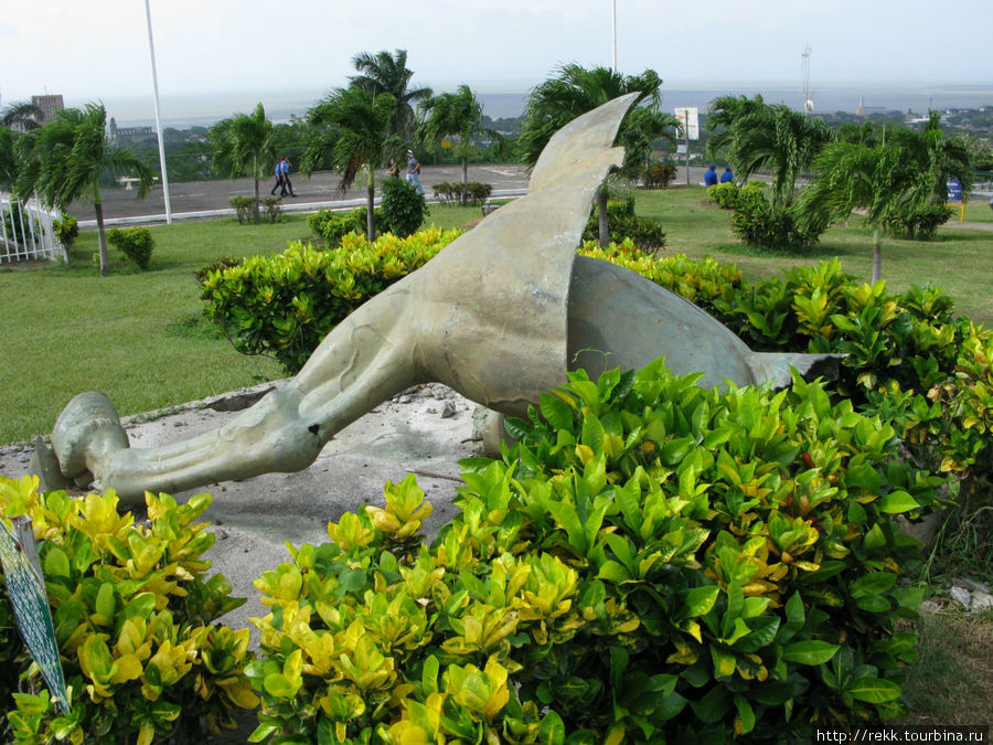 Обломки памятника, который Сомоса сам себе воздвиг. По-видимому, он сидел на коне Никарагуа