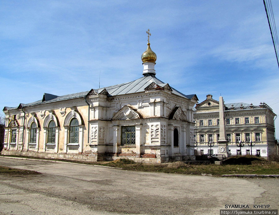 Обелиск в честь победы над Пугачёвым. Перед ним — Алексеевская церковь, позади — прежняя городская управа. Кунгур, Россия