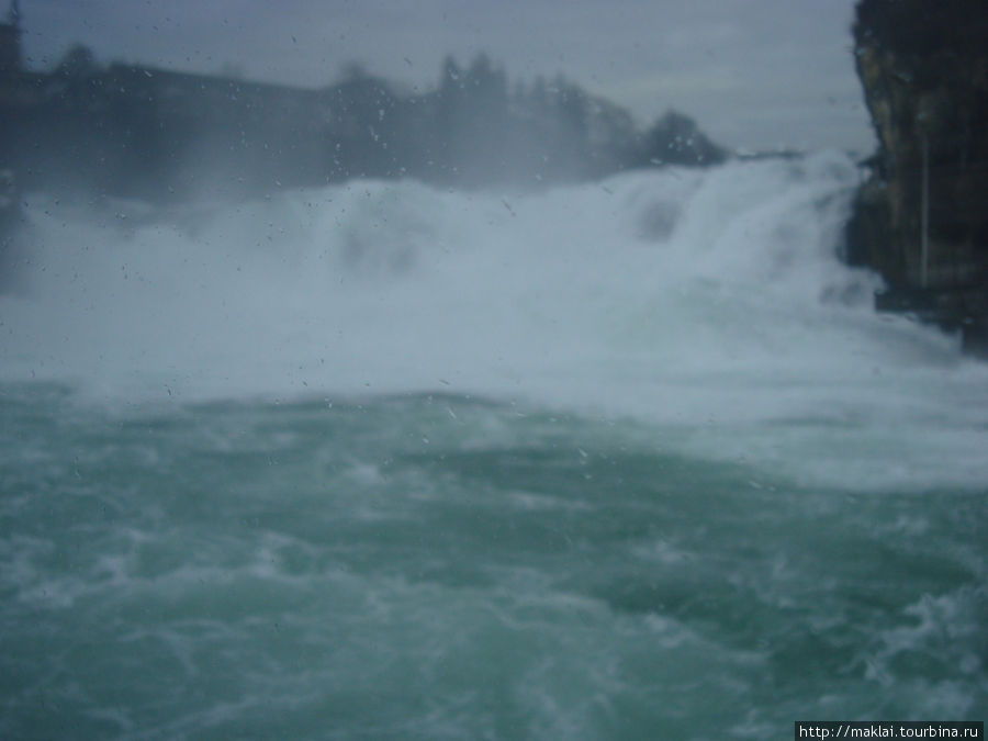 Капли от ревущего водопада оседают на объектив фотоаппарата. Цюрих, Швейцария