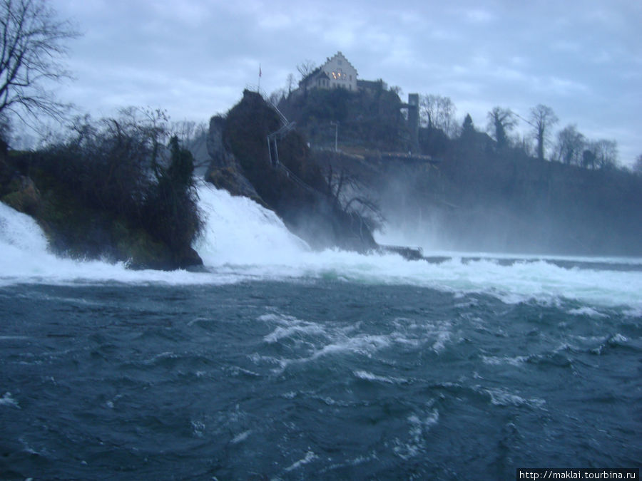 Скала посреди водопада. Цюрих, Швейцария