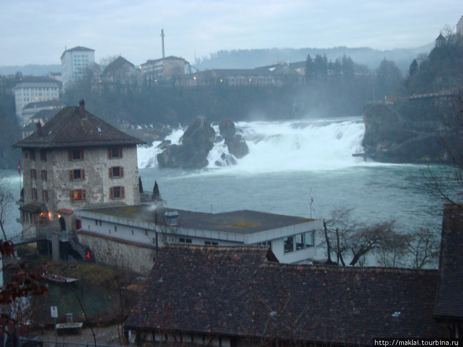 Вид Рейнского водопада по пути с парковки. Цюрих, Швейцария