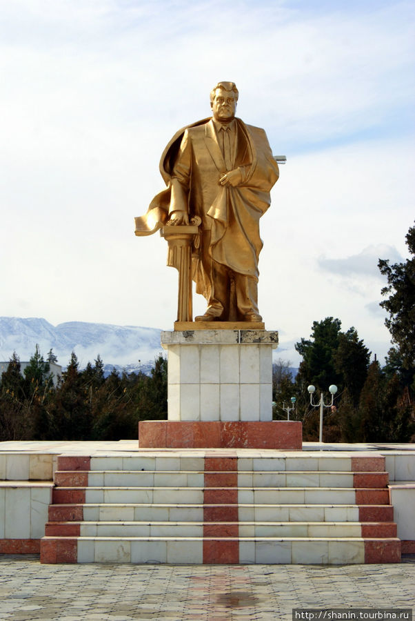 Золотая статуя Ниязова в Геок Тепе Ахалский велаят, Туркмения