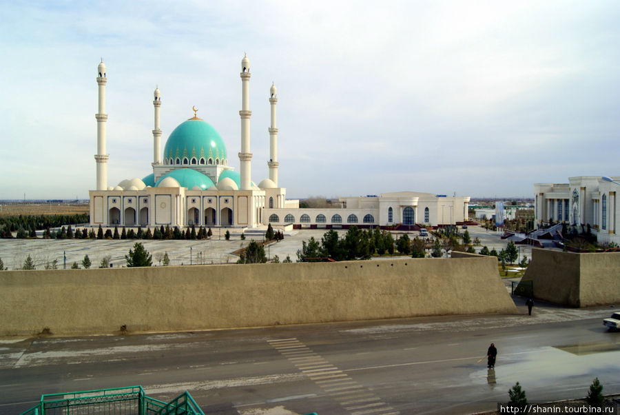 Вид с моста на мечеть в Геок Тепе Ахалский велаят, Туркмения