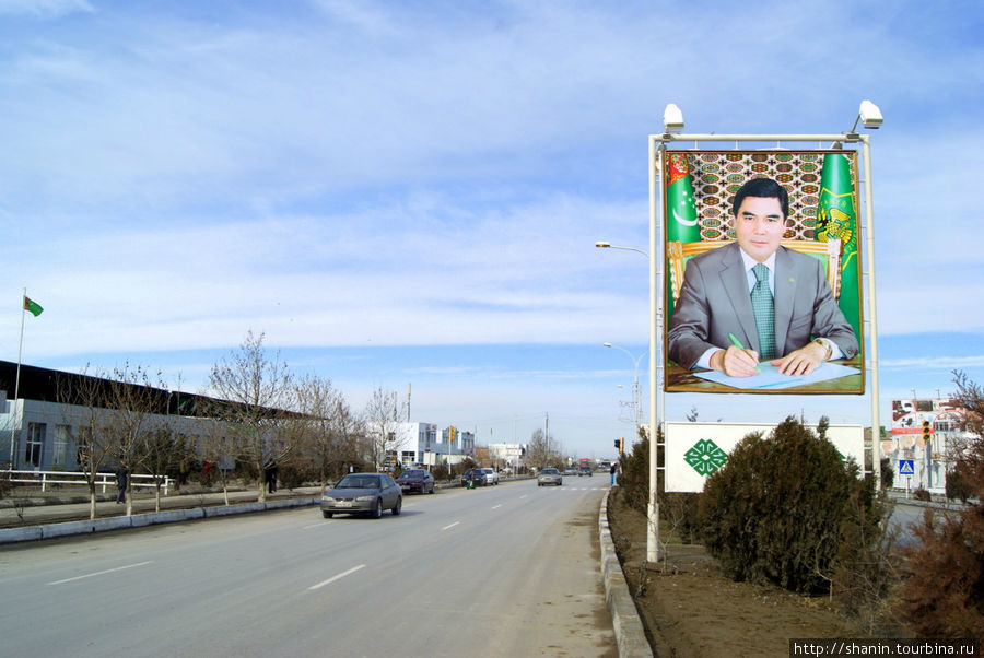 Шоссе проходит прямо через Геок Тепе Ахалский велаят, Туркмения