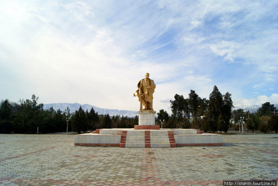 Площадь с памятником президенту Ниязову в Геок Тепе Ахалский велаят, Туркмения