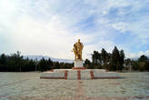 Площадь с памятником президенту Ниязову в Геок Тепе