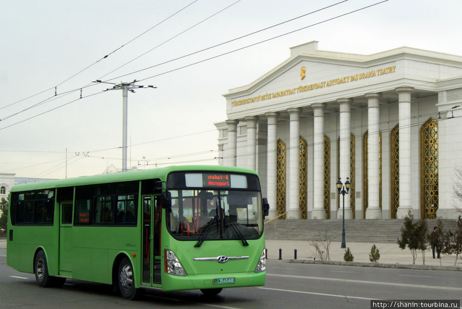 Автобус в центре Ашхабада Ашхабад, Туркмения