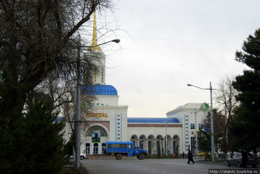 На площади перед железнодорожным вокзалом Ашхабад, Туркмения