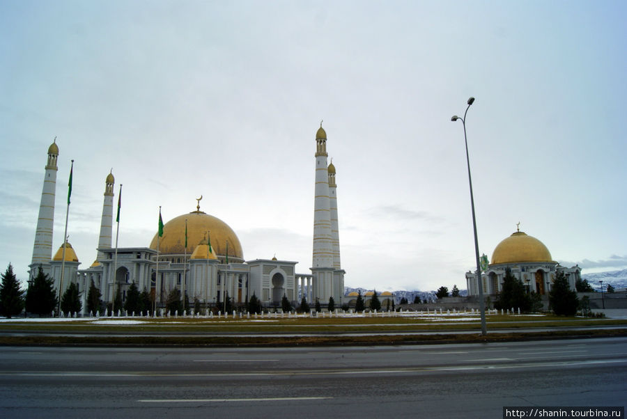 Мавзолей Сапармурата Ниязова у главного шоссе Кипчак, Туркмения