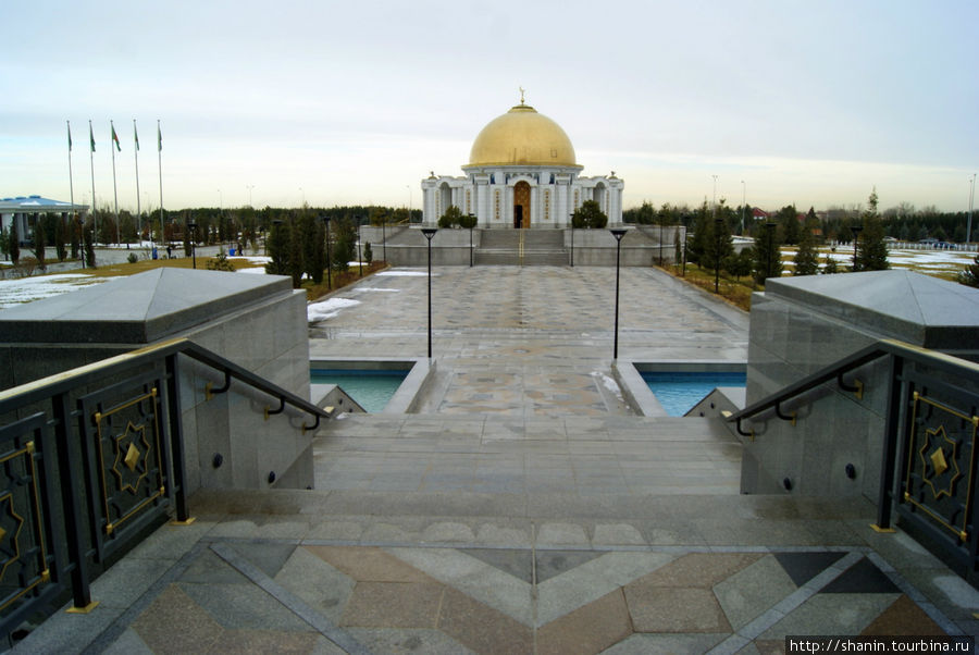 Вид на мавзолей Сапармурата Ниязова из мечети Кипчак, Туркмения