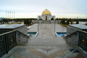 Вид на мавзолей Сапармурата Ниязова из мечети