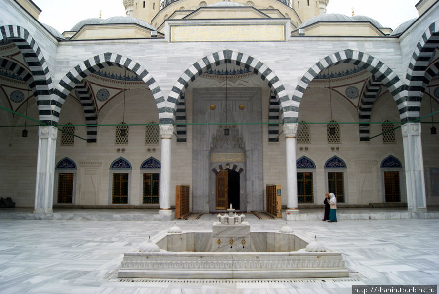 Мечеть Эртогрул Гази в Ашхабаде — внутренний двор Ашхабад, Туркмения