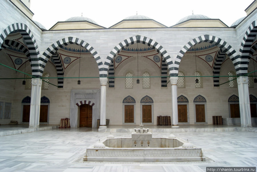 Внутренний двор мечети Ашхабад, Туркмения