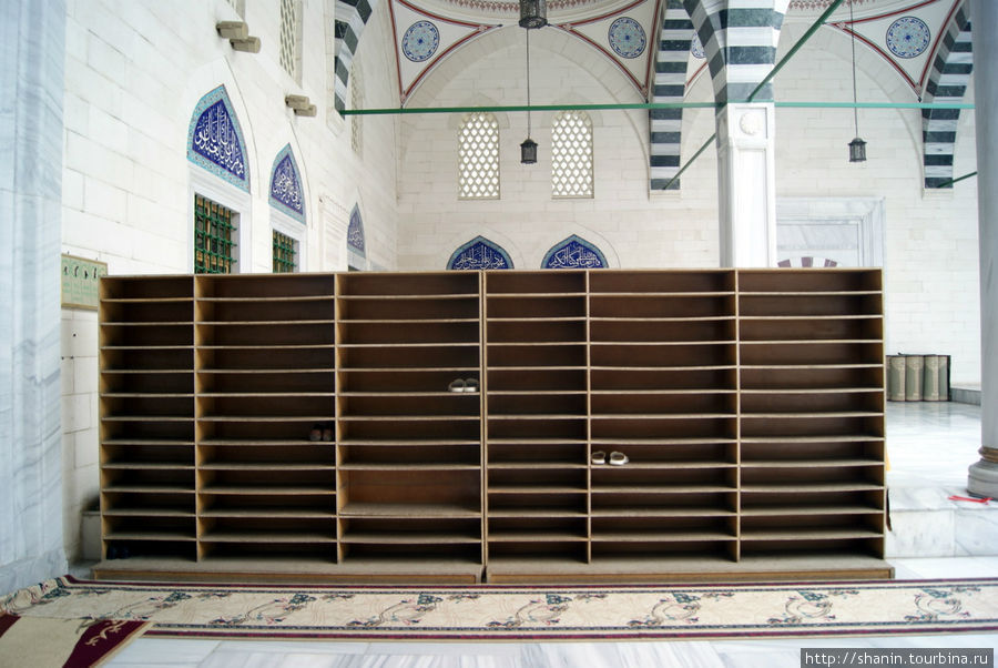 Ящики для обуви у входа в мечеть Эртогрул Гази Ашхабад, Туркмения