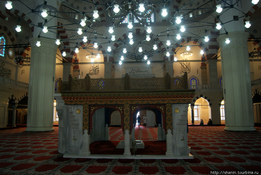 В мечети Эртогрул ГазиВ мечети Эртогрул Гази Ашхабад, Туркмения