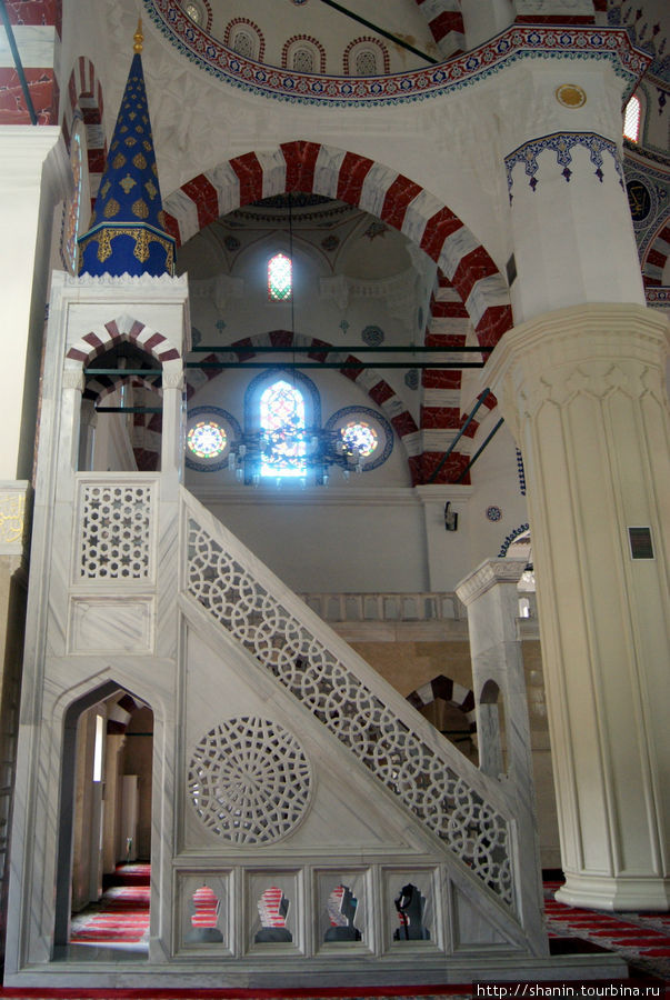 Минбар в мечети Эртогрул Гази Ашхабад, Туркмения