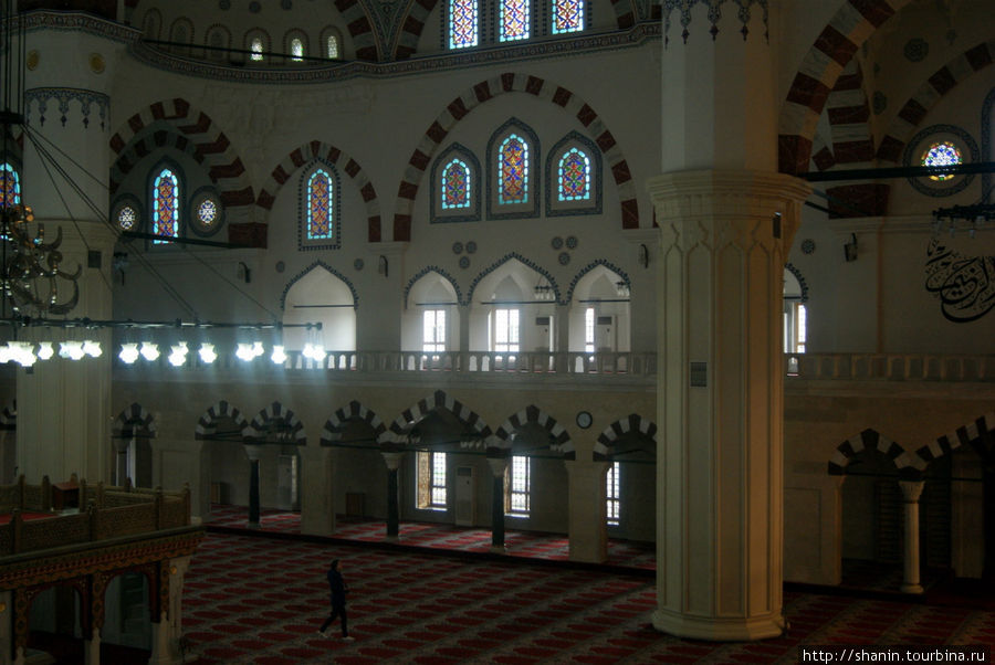 В мечети Эртогрул Гази Ашхабад, Туркмения