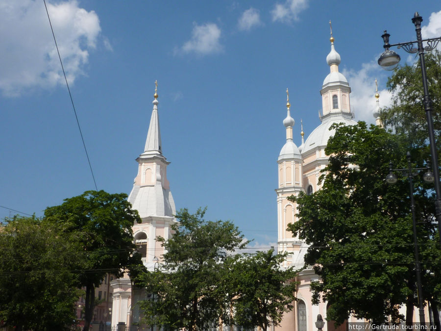 Вид на Андреевскую церковь от Андреевского двора. Санкт-Петербург, Россия