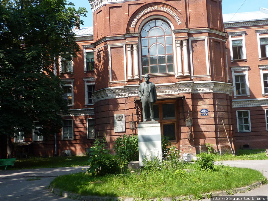 Памятник Ленину у Покровской больницы. Санкт-Петербург, Россия
