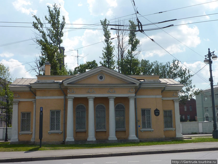 Маленькое старинное здание без вывески напротив Морского вокзала. Санкт-Петербург, Россия