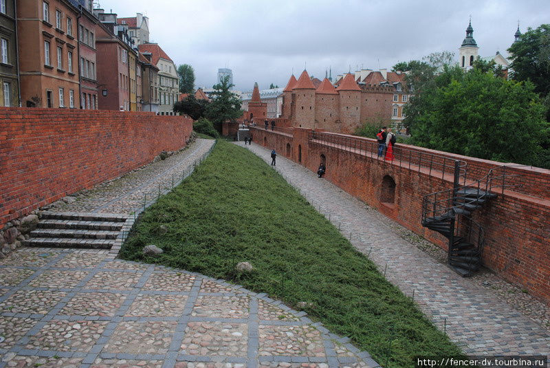 Стены оборудованы лестницами и ограждениями Варшава, Польша