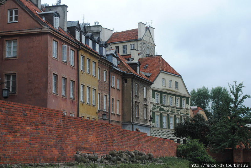 За стеной прячется старый город Варшава, Польша