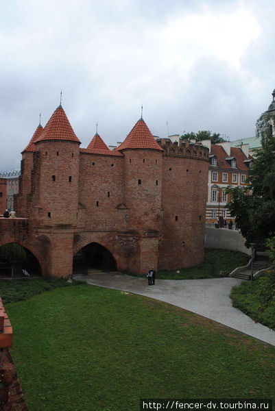 Крепостная стена и барбакан польской столицы Варшава, Польша