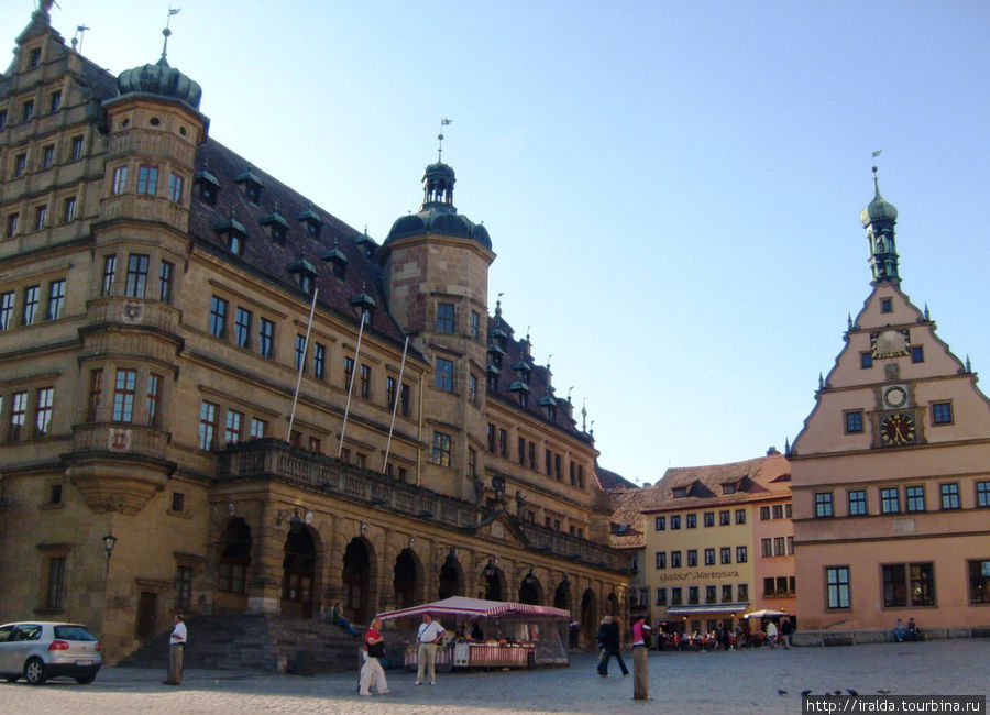 Рядом с ратушей на Рыночной площади стоит «Трактир господ советников» — здание 15 века с часами и с окошками, в которых появляются персонажи «Мастерского питья» Ротенбург-на-Таубере, Германия