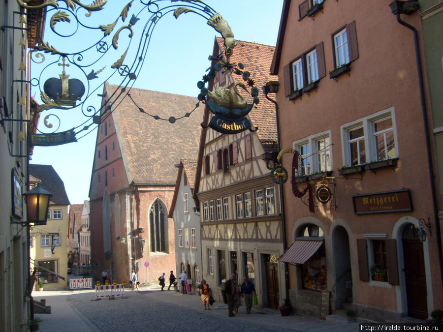 Над входами в магазины, лавки ремесленников, гостиницы и рестораны красуются витиеватые позолоченные вывески Ротенбург-на-Таубере, Германия
