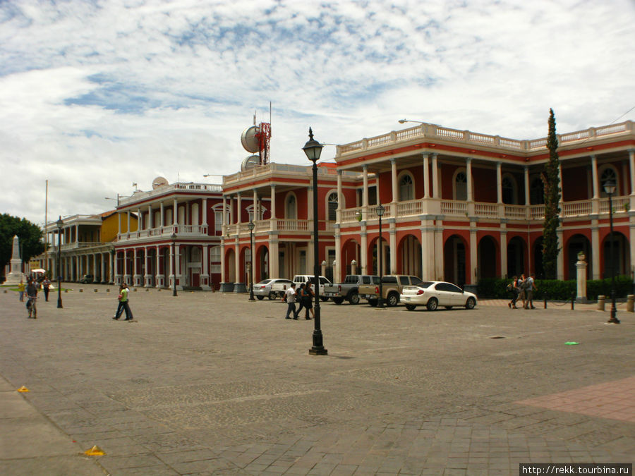 Гранада — очень яркий город, с буйными красками фасадов двухэтажных домиков Никарагуа