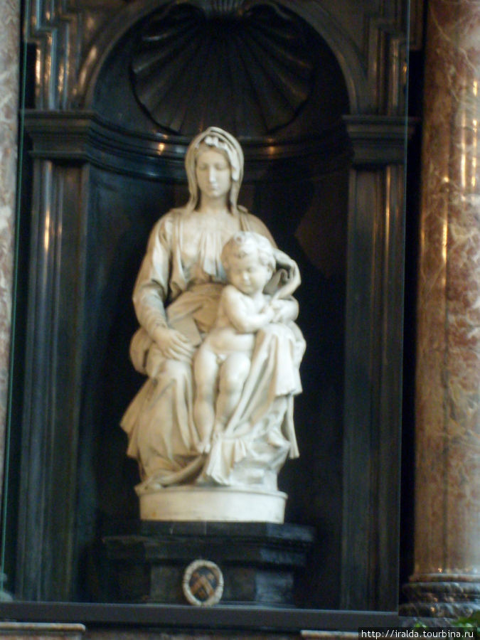 Замечательное творение Микеланджело из каррарского мрамора Богоматерь с Младенцем датируется XIV веком Брюгге, Бельгия