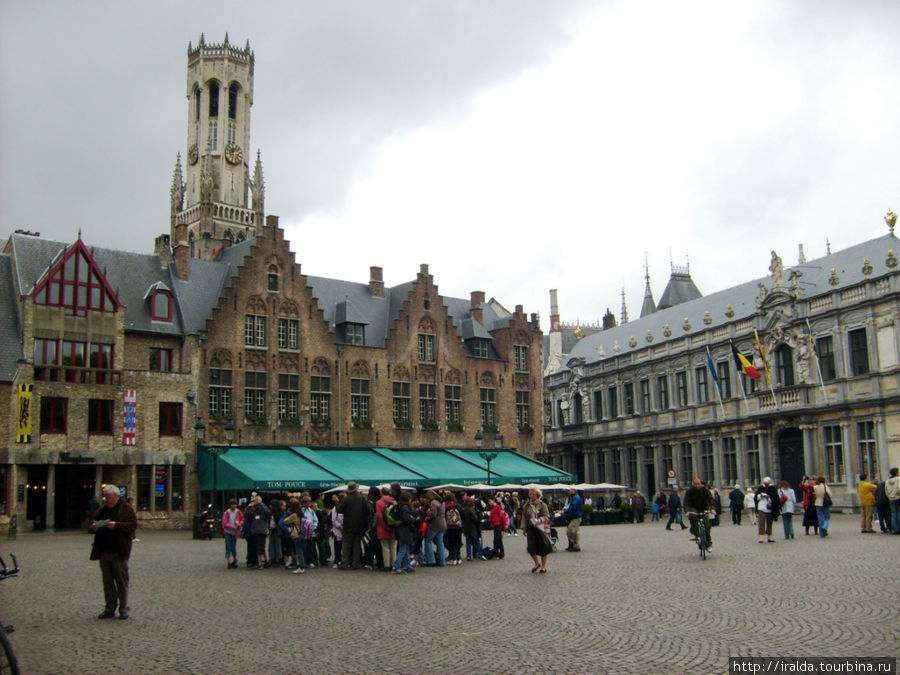 Башня Белфорд возвышается на рыночной площади. Символ стойкости горожан и независимости города Брюгге, Бельгия