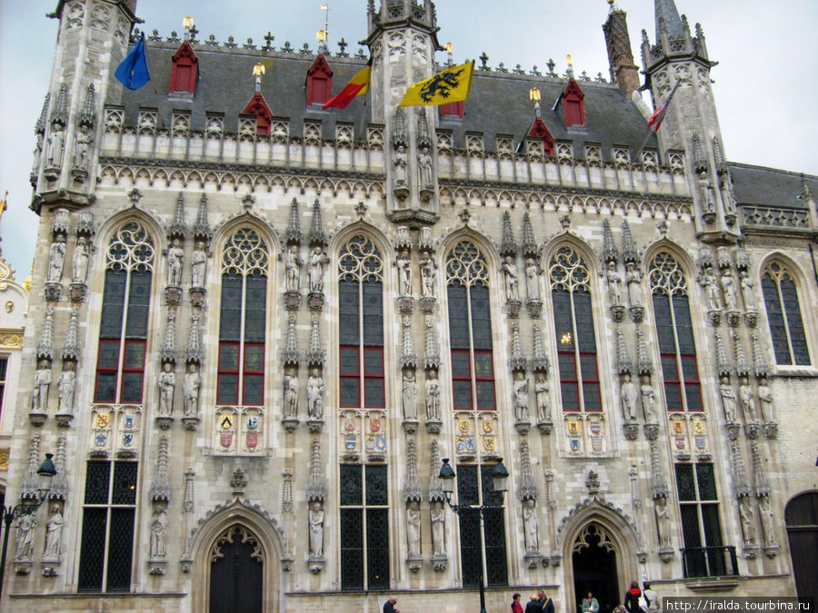Городская Ратуша была построена в 1376 году и является самой старинной во Фландрии Брюгге, Бельгия