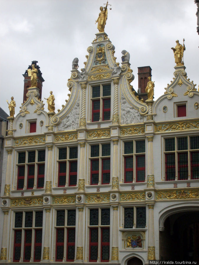 Бывшая канцелярия суда — постройка в стиле фламандского ренессанса. Украшенное скульптурами здание было восстановлено после его разрушения в 1792 году. Бронзовые статуи чествуют законодателя Моисея, священника Аарона и Правосудие Брюгге, Бельгия