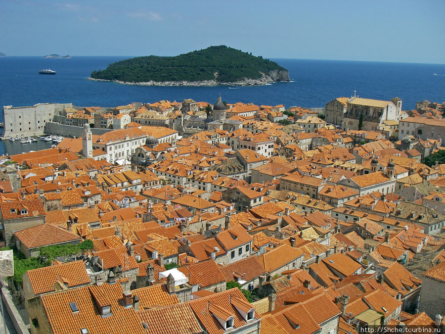 Город на ладони. Вид с самой верхней точки — с башни. Левее центра видно справа от порта казармы гарнизона Дубровника, следующее фото — вид от туда. Дубровник, Хорватия